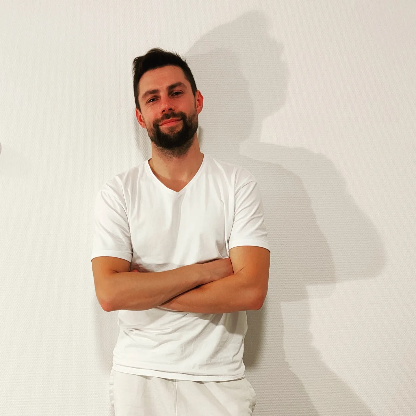 Portret van Maxim Stegantsev met gekruiste armen